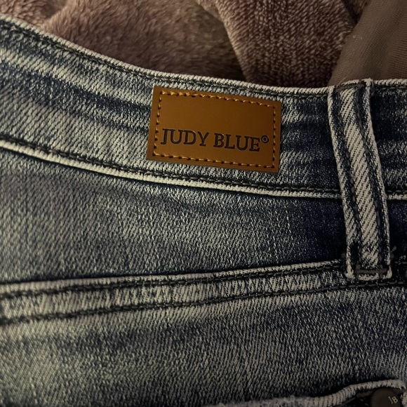 Judy Blue Light Wash Distressed Boyfriend Jeans - Picture 2 of 6